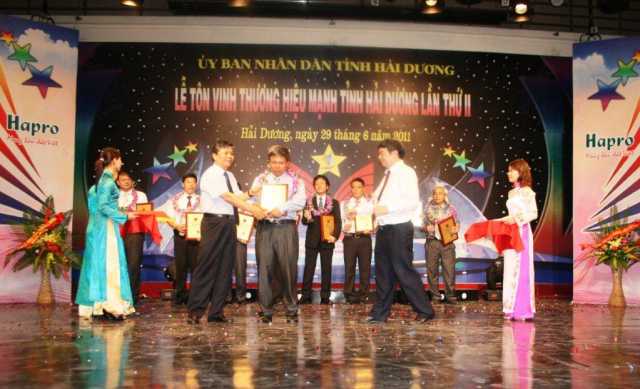 Gốm Chu Đậu nhận giải thưởng “Thương hiệu mạnh tỉnh Hải Dương năm 2010”