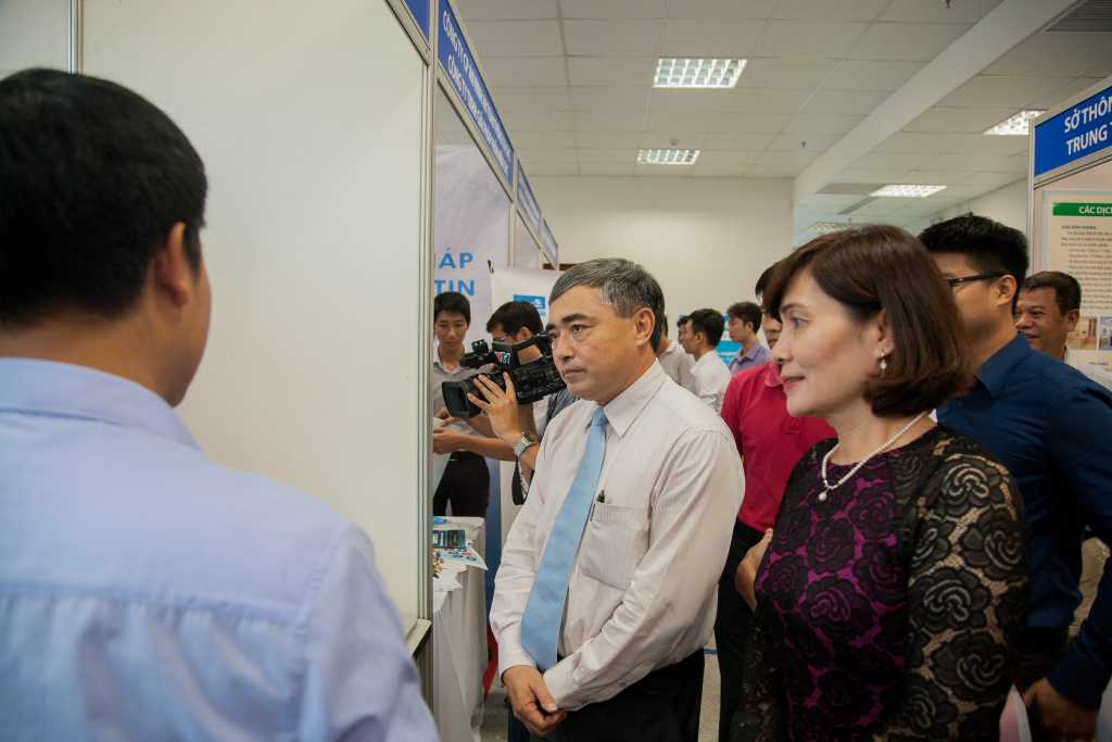 Các đại biểu tham quan các gian hàng tại triển lãm (Ông Nguyễn Minh Hồng - Thứ trưởng bộ TT&TT và Bà Phan Lan Tú - Giám Đốc Sở TT&TT Hà Nội)