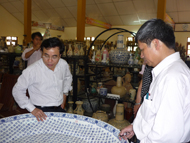 Đoàn Công tác của UBND TP Hà Nội làm việc tại Xí nghiệp Gốm Chu Đậu
