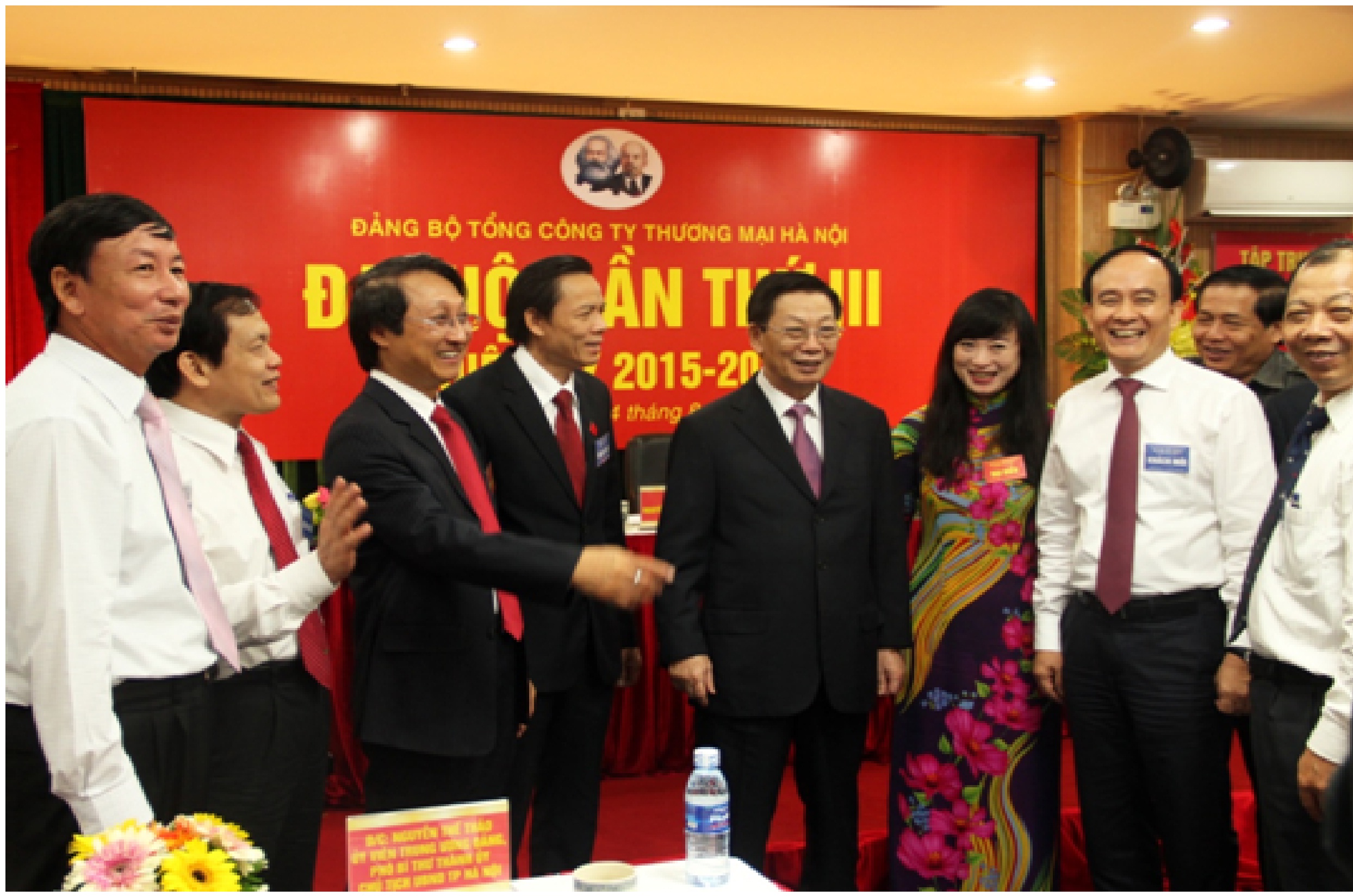 Đ/c Nguyễn Thế Thảo - Ủy viên BCH TW Đảng, Phó Bí thư Thành ủy, Chủ tịch UBND TP Hà Nội  trao đổi với các đai biểu tại đại hội
