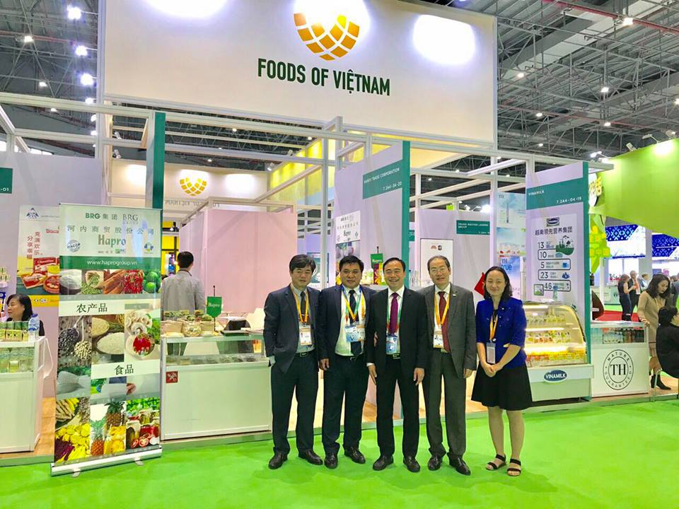 Doan Cong Tac Hapro Chụp Anh Cung Ong Dao Viet Anh - Tham Tan TMVN Tại Trung Quoc Và Ong Le Hoang Tai - Pho Cuc Truong Cuc XTTM (Bo Cong Thuong) Tai Gian Hang