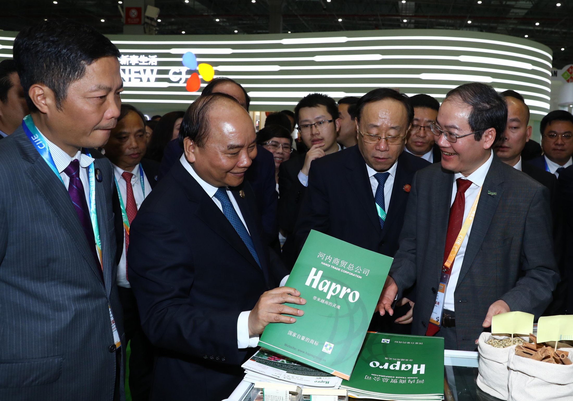 Thu Tuong CP Nguyen Xuan Phuc Và Doan Cap Cao VN Thăm Gian Hang Của Hapro (2)