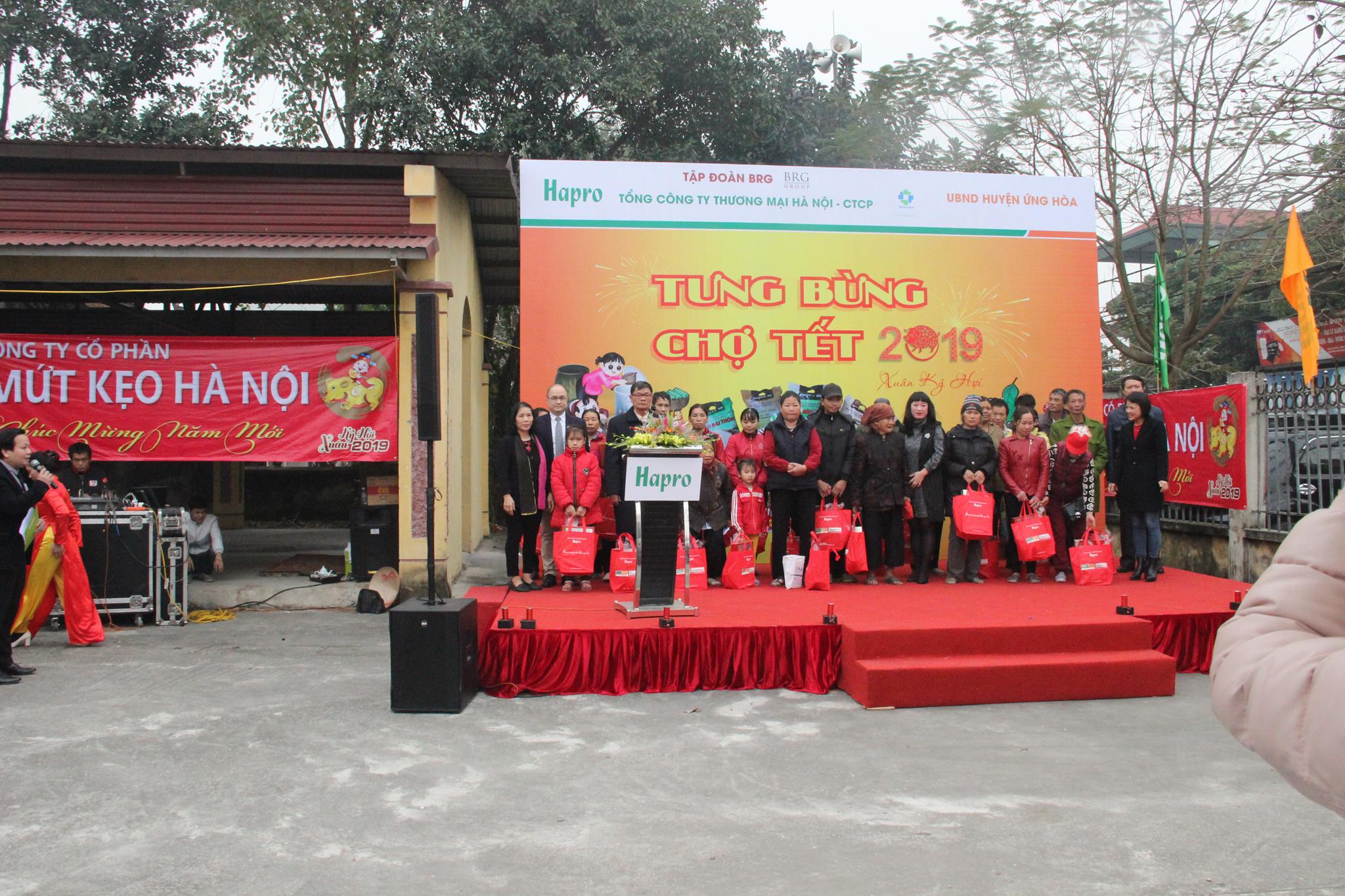 Trao Qua Tet Cho Cac Gia Dinh Kho Khan Huyen Ung Hoa