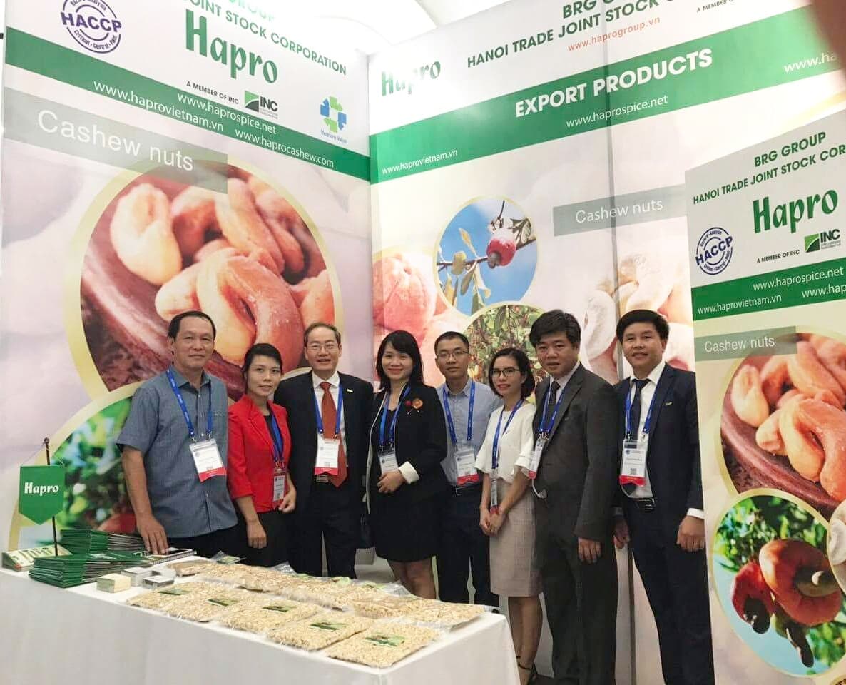 Gian Hang Gioi Thieu San Pham Cua Hapro Tại Hoi Nghi