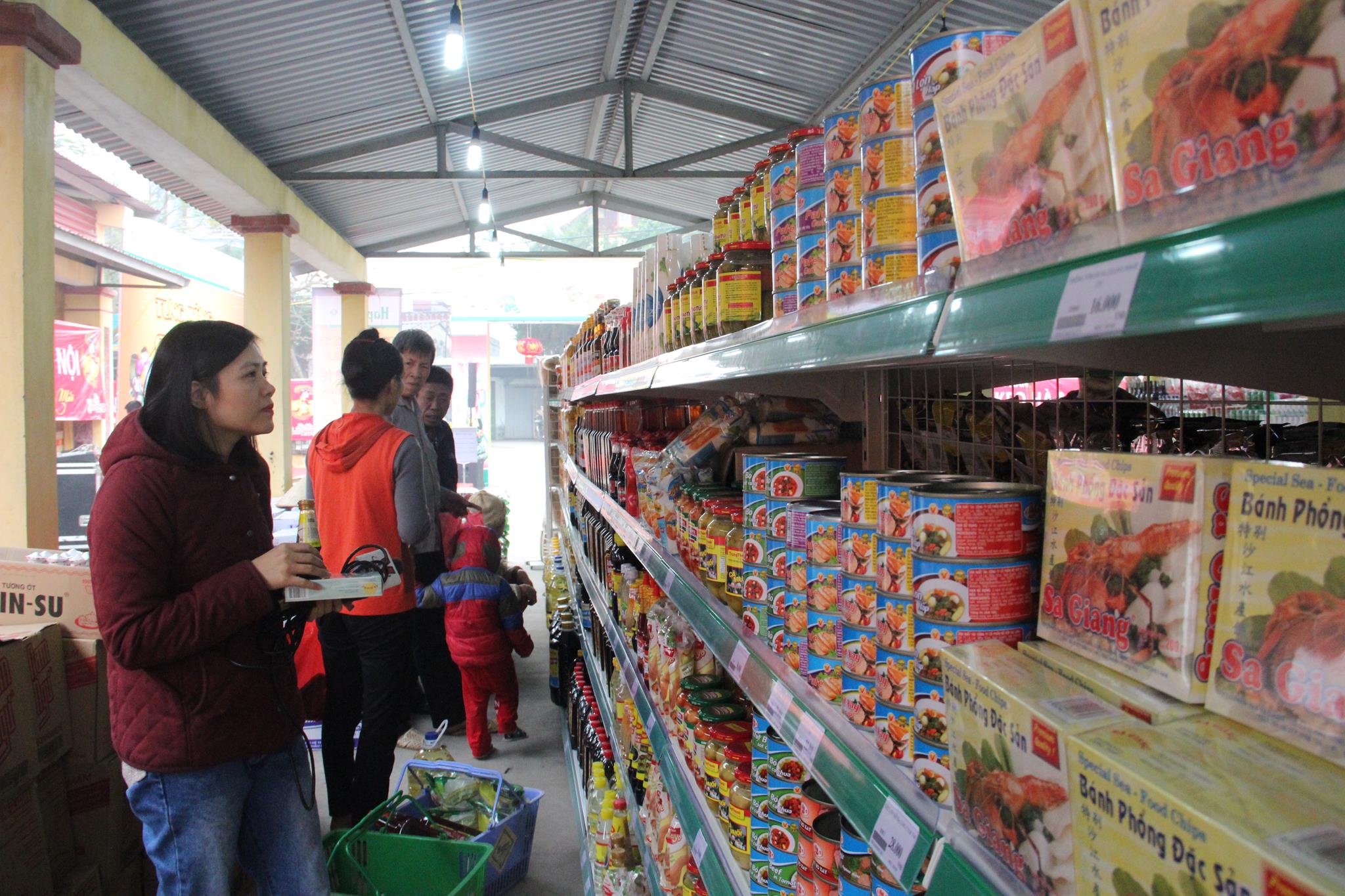 Ngươi Dan Tham Quan Mua Sam Tai Gian Hang (3)