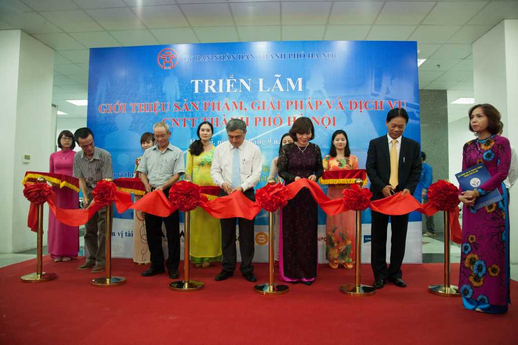 Các đại biểu cắt băng khai mạc triển lãm