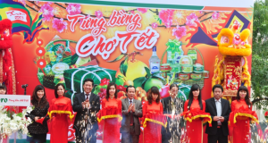 Đến tham dự Lễ khai mạc tại Huyện Thạch Thất có Đ/c Nguyễn Văn Đồng – Phó Giám đốc Sở Công thương Hà Nội; Đ/c Chu Đại Thành – Phó Chủ tịch UBND Huyện cùng đại diện của các Sở, ngành Thành phố, các Phòng ban chức năng thuộc Huyện và các cơ quan báo chí, truyền hình Hà Nội và địa phương. Phía Tổng công ty có Đ/c Vũ Thanh Sơn – Tổng Giám đốc TCT cùng các Đ/c trong HĐTV, Ban Điều hành, Lãnh đạo các PBQL TCT và Các công ty thành viên TCT, Các đơn vị trực thuộc Công ty mẹ - TCT. Đ/c Mai Thị Liên – Giám đốc Công ty Siêu thị Hà Nội đã báo cáo quá trình chuẩn bị Điểm bán hàng theo mô hình “Chợ tết” tại Huyện Thạch Thất. Đ/c Chu Đại Thành – Phó Chủ tịch UBND Huyện hy vọng qua sự kiện tổ chức điểm kinh doanh theo mô hình Chợ Tết năm nay, Tổng công ty Thương mại Hà Nội sẽ tiếp tục tạo được sự gắn kết tốt đẹp với chính quyền và nhân dân địa phương trong việc thực hiện các chuyến bán hàng nông thôn, bán hàng lưu động trên địa bàn huyện trong các năm tiếp theo. Phát biểu tại Lễ khai mạc, Đ/c Nguyễn Văn Đồng – Phó Giám đốc Sở Công thương Hà Nội đã chỉ đạo Tổng công ty chủ động chuẩn bị dữ trữ hàng hóa phong phú, đa dạng về chủng loại với chất lượng đảm bảo và giá cả phù hợp, đặc biệt là các mặt hàng thiết yếu, các mặt hàng bình ổn giá để phục vụ nhân dân. Ngoài ra, hàng hóa cần có nguồn gốc xuất xứ rõ ràng, đảm bảo vệ sinh an toàn thực phẩm…, trong đó đặc biệt quan tâm đến các sản phẩm do các đơn vị trong nước sản xuất, các sản phẩm hàng Việt theo chủ trương của Bộ chính trị “Cuộc vận động người Việt Nam ưu tiên dùng hàng Việt Nam” qua đó góp phần đẩy mạnh việc tiêu thụ hàng hóa nội địa và phải quan tâm, lưu ý đến việc giữ gìn vệ sinh môi trường, đảm bảo an toàn an ninh khu vực... Đ/c Vũ Thanh Sơn – Tổng Giám đốc TCT cho biết Tổng công ty đã chuẩn bị một lượng hàng hóa đa dạng, dồi dào, có nguồn gốc xuất xứ rõ ràng, vệ sinh an toàn thực phẩm…nhằm phục vụ tốt nhất nhu cầu thiết yếu của nhân dân trong dịp Tết nguyên đán cổ truyền. Đại diện Lãnh đạo TCT trân trọng cảm ơn sự quan tâm, theo dõi của lãnh đạo Thành phố Hà Nội và các Sở Ban ngành Thành phố, xin cảm ơn sự giúp đỡ, hỗ trợ của Huyện Ủy, HĐND, UBND, các tổ chức chính trị, xã hội huyện Thạch Thất đã phối hợp chặt chẽ, tạo mọi điều kiện thuận lợi để Tổng công ty Thương mại Hà Nội tổ chức điểm bán hàng theo mô hình Chợ Tết tại huyện nhà. Rất mong sẽ tiếp tục nhận được sự quan tâm, hợp tác của các đồng chí để “Điểm bán hàng theo mô hình Chợ Tết của Tổng công ty Thương mại Hà Nội năm 2013” thành công tốt đẹp. 05 Điểm bán hàng theo mô hình “Chợ tết” tại 05 Huyện ngoại thành TP Hà Nội sẽ được diễn ra từ ngày 01/2 đến ngày 05/2/2013 (tức 21 đến 25 tháng Chạp). Đây là một trong các hoạt động nằm trong kế hoạch kinh doanh của TCT nhằm phục vụ người tiêu dùng nhân dịp Tết Nguyên đán Quý Tỵ 2013.