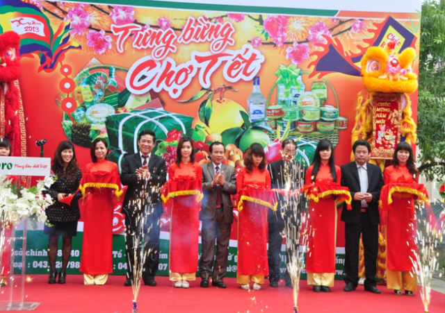 Đến tham dự Lễ khai mạc tại Huyện Thạch Thất có Đ/c Nguyễn Văn Đồng – Phó Giám đốc Sở Công thương Hà Nội; Đ/c Chu Đại Thành – Phó Chủ tịch UBND Huyện cùng đại diện của các Sở, ngành Thành phố, các Phòng ban chức năng thuộc Huyện và các cơ quan báo chí, truyền hình Hà Nội và địa phương. Phía Tổng công ty có Đ/c Vũ Thanh Sơn – Tổng Giám đốc TCT cùng các Đ/c trong HĐTV, Ban Điều hành, Lãnh đạo các PBQL TCT và Các công ty thành viên TCT, Các đơn vị trực thuộc Công ty mẹ - TCT. Đ/c Mai Thị Liên – Giám đốc Công ty Siêu thị Hà Nội đã báo cáo quá trình chuẩn bị Điểm bán hàng theo mô hình “Chợ tết” tại Huyện Thạch Thất. Đ/c Chu Đại Thành – Phó Chủ tịch UBND Huyện hy vọng qua sự kiện tổ chức điểm kinh doanh theo mô hình Chợ Tết năm nay, Tổng công ty Thương mại Hà Nội sẽ tiếp tục tạo được sự gắn kết tốt đẹp với chính quyền và nhân dân địa phương trong việc thực hiện các chuyến bán hàng nông thôn, bán hàng lưu động trên địa bàn huyện trong các năm tiếp theo. Phát biểu tại Lễ khai mạc, Đ/c Nguyễn Văn Đồng – Phó Giám đốc Sở Công thương Hà Nội đã chỉ đạo Tổng công ty chủ động chuẩn bị dữ trữ hàng hóa phong phú, đa dạng về chủng loại với chất lượng đảm bảo và giá cả phù hợp, đặc biệt là các mặt hàng thiết yếu, các mặt hàng bình ổn giá để phục vụ nhân dân. Ngoài ra, hàng hóa cần có nguồn gốc xuất xứ rõ ràng, đảm bảo vệ sinh an toàn thực phẩm…, trong đó đặc biệt quan tâm đến các sản phẩm do các đơn vị trong nước sản xuất, các sản phẩm hàng Việt theo chủ trương của Bộ chính trị “Cuộc vận động người Việt Nam ưu tiên dùng hàng Việt Nam” qua đó góp phần đẩy mạnh việc tiêu thụ hàng hóa nội địa và phải quan tâm, lưu ý đến việc giữ gìn vệ sinh môi trường, đảm bảo an toàn an ninh khu vực... Đ/c Vũ Thanh Sơn – Tổng Giám đốc TCT cho biết Tổng công ty đã chuẩn bị một lượng hàng hóa đa dạng, dồi dào, có nguồn gốc xuất xứ rõ ràng, vệ sinh an toàn thực phẩm…nhằm phục vụ tốt nhất nhu cầu thiết yếu của nhân dân trong dịp Tết nguyên đán cổ truyền. Đại diện Lãnh đạo TCT trân trọng cảm ơn sự quan tâm, theo dõi của lãnh đạo Thành phố Hà Nội và các Sở Ban ngành Thành phố, xin cảm ơn sự giúp đỡ, hỗ trợ của Huyện Ủy, HĐND, UBND, các tổ chức chính trị, xã hội huyện Thạch Thất đã phối hợp chặt chẽ, tạo mọi điều kiện thuận lợi để Tổng công ty Thương mại Hà Nội tổ chức điểm bán hàng theo mô hình Chợ Tết tại huyện nhà. Rất mong sẽ tiếp tục nhận được sự quan tâm, hợp tác của các đồng chí để “Điểm bán hàng theo mô hình Chợ Tết của Tổng công ty Thương mại Hà Nội năm 2013” thành công tốt đẹp. 05 Điểm bán hàng theo mô hình “Chợ tết” tại 05 Huyện ngoại thành TP Hà Nội sẽ được diễn ra từ ngày 01/2 đến ngày 05/2/2013 (tức 21 đến 25 tháng Chạp). Đây là một trong các hoạt động nằm trong kế hoạch kinh doanh của TCT nhằm phục vụ người tiêu dùng nhân dịp Tết Nguyên đán Quý Tỵ 2013.