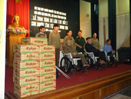 Nhà máy Mỳ Hapro - Tổng công ty Thương mại Hà Nội Tặng quà cho thương binh và người tàn tật tỉnh Hưng Yên và tỉnh Hải Dương