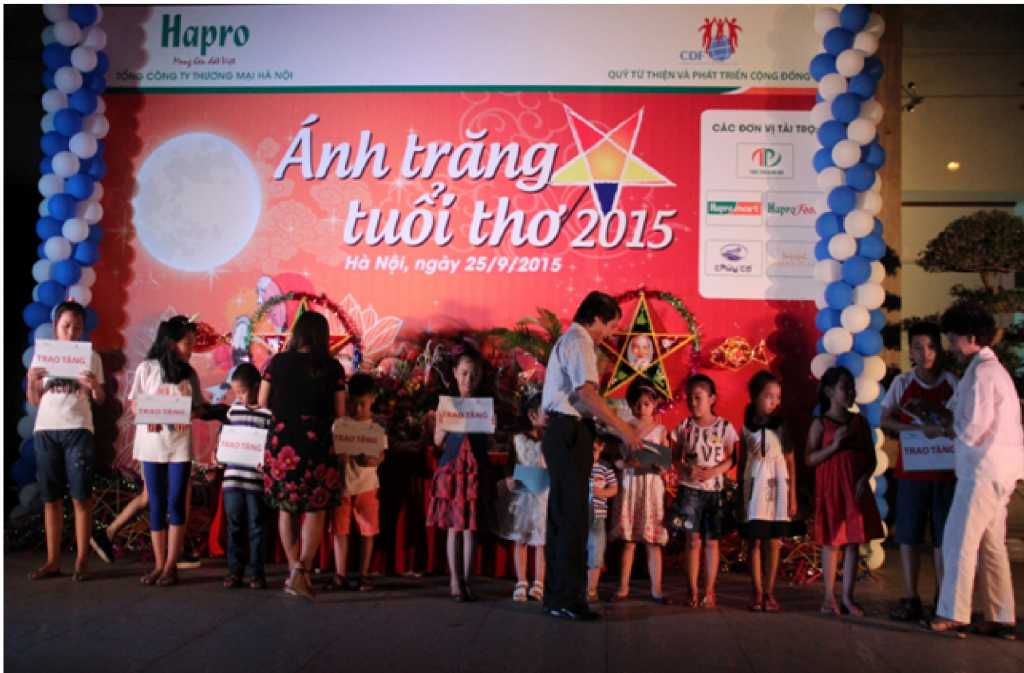 Đ/c Nguyễn Hữu Thắng – Chủ tịch HĐTV, đ/c Nguyễn Thị Thanh Bình – Giám đốc Quỹ từ thiện, đ/c Nguyễn Thị Thu Hiền – Giám đốc điều hành trao quà tặng cho các cháu