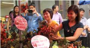 Khách hàng đến thử và mua sản phẩm Vải thiều Thanh Hà ngay sau chương trình sự kiện